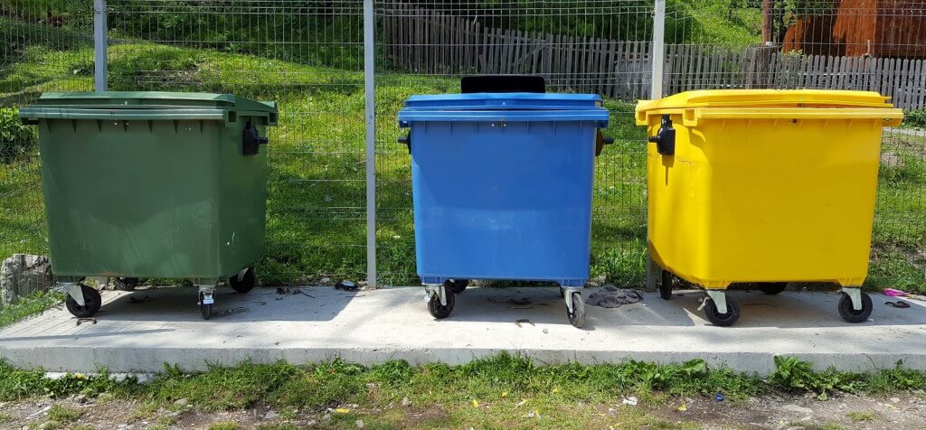 Kolory pojemników na śmieci i ich znaczenie - wskazówki dla mieszkańców Krakowa