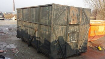 Czarny kontener na gruz i odpady